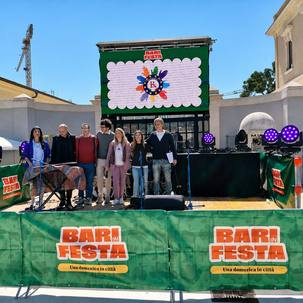 Il gruppo dell'associazione sul palco di un evento pubblico